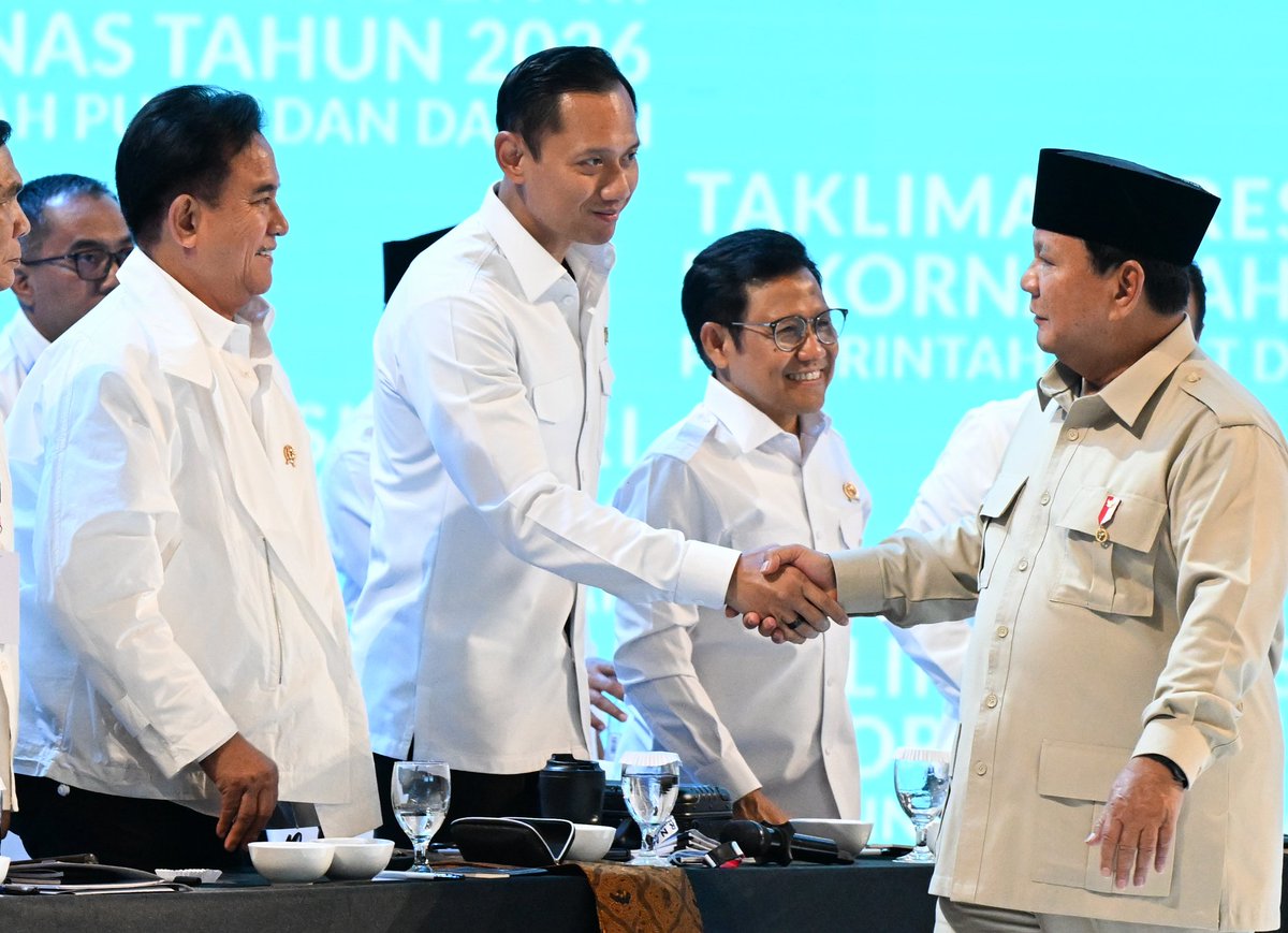 AgusYudhoyono's tweet photo. Kemarin (2/2), saya menghadiri Rapat Koordinasi Nasional Pemerintah Pusat dan Daerah Tahun 2026 di Sentul, Bogor, Jawa Barat yang dibuka langsung oleh Presiden Republik Indonesia Bapak @prabowo dan dihadiri jajaran Kabinet Merah Putih, para Kepala Daerah beserta unsur Forkopimda juga jajaran TNI dan Polri dari seluruh Indonesia.

Rakornas ini merupakan forum penting untuk menyatukan langkah dan memperkuat sinergi antara pemerintah pusat dan daerah dalam menyelaraskan kebijakan dengan pelaksanaan program prioritas nasional. Bapak Presiden menegaskan bahwa keselarasan visi, konsistensi kebijakan, dan soliditas implementasi di lapangan merupakan kunci untuk menghadirkan lompatan pembangunan yang nyata.

Pembahasan diarahkan pada percepatan implementasi program nasional, penguatan kedaulatan pangan dan energi, serta upaya mendorong pertumbuhan ekonomi yang produktif dan inklusif. Sinergi pusat dan daerah juga menjadi fondasi agar pembangunan berjalan efektif, berkelanjutan, dan mampu menjawalb tantangan bangsa ke depan.

Kesamaan arah dan komitmen bersama inilah yang akan memastikan agenda nasional dapat diterjemahkan secara nyata di seluruh wilayah Indonesia dan memberikan manfaat langsung bagi masyarakat.