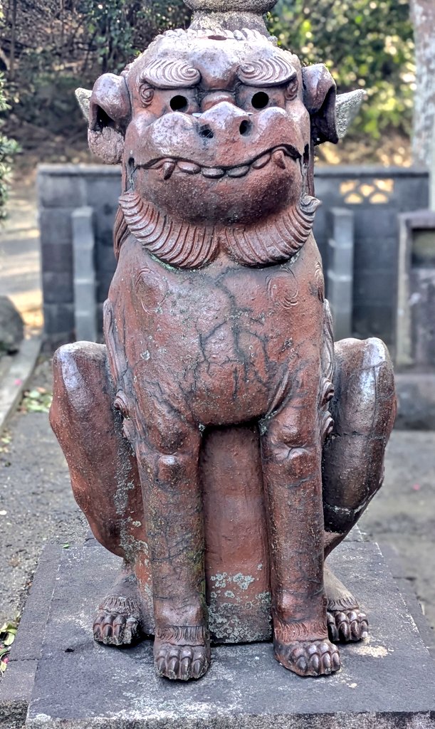 丘の上の備前焼狛犬
備前焼狛犬はユーモラスなお姿のものが多い