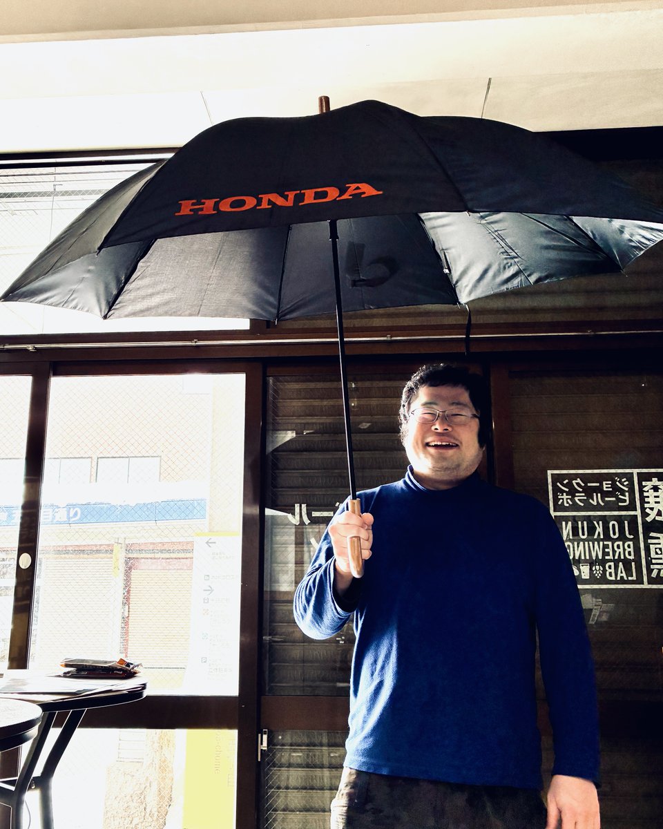 友人からカッコいい傘をいただきました。まるでトトロの名シーンさながらの岩田です。
ジョークンは工場兼店舗の外にトイレがあるので、そこまで濡れないように使わせていただきましょう😊