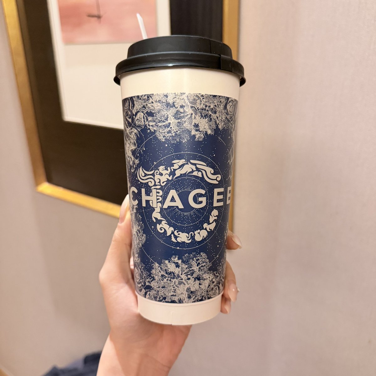 장원영이 마신 중국 브랜드 ‘차지’ 밀크티 마셔봄
한국에도 매장 생길 예정이라함
두쫀쿠 다음으로 유행할듯ㅎㅎ 맛있음