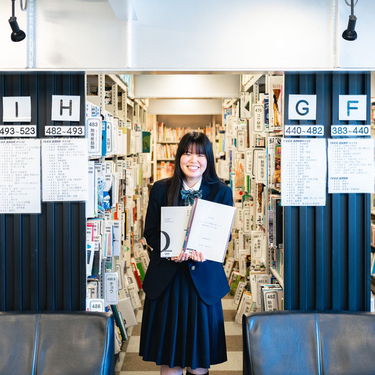 seikyolibraria's tweet photo. 「第29回 図書館を使った調べる学習コンクール」の受賞・入賞者の記念写真を撮りました。K-POPファンダム、点字ブロック、ピクトグラム、女子サッカー…今年もそれぞれの興味で、たくさん本を読んで、たくさん探究学習してくれた生徒のいい写真が撮れました。お世話になった参考文献と一緒にパシャリ☆ https://t.co/ShtwwvwOPQ