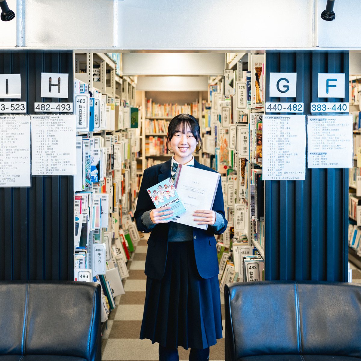 seikyolibraria's tweet photo. 「第29回 図書館を使った調べる学習コンクール」の受賞・入賞者の記念写真を撮りました。K-POPファンダム、点字ブロック、ピクトグラム、女子サッカー…今年もそれぞれの興味で、たくさん本を読んで、たくさん探究学習してくれた生徒のいい写真が撮れました。お世話になった参考文献と一緒にパシャリ☆ https://t.co/ShtwwvwOPQ