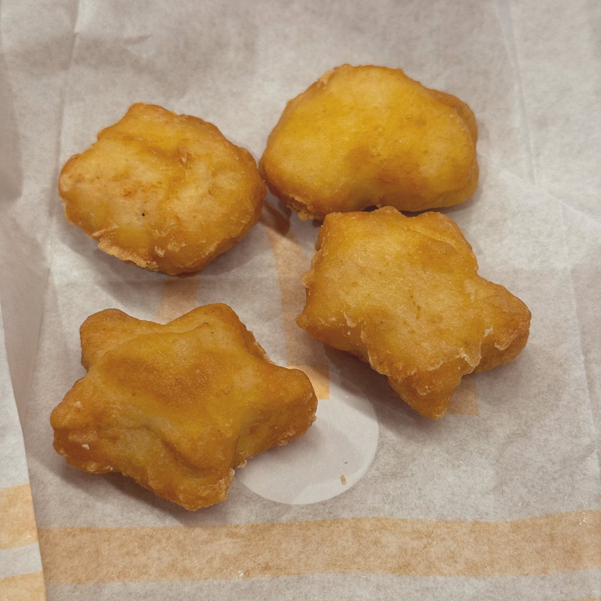giants1kobe's tweet photo. ベトナム🇻🇳のマクドナルドで可愛い新春干支パッケージを眺める🍟
日本と同じ午年🐴
チキンナゲットは国旗をイメージした星型⭐️

Vietnam
McDonald https://t.co/wta3j3J82Z