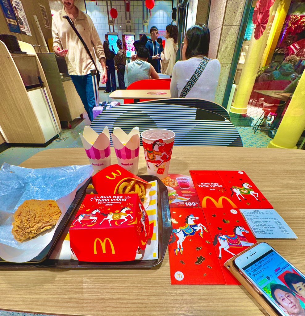 giants1kobe's tweet photo. ベトナム🇻🇳のマクドナルドで可愛い新春干支パッケージを眺める🍟
日本と同じ午年🐴
チキンナゲットは国旗をイメージした星型⭐️

Vietnam
McDonald https://t.co/wta3j3J82Z