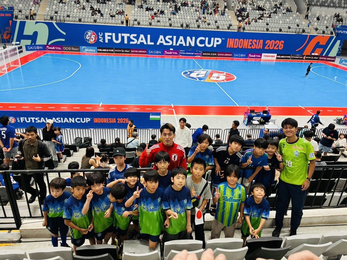 AFCフットサルアジアカップ2026🇮🇩
ジャカルタ校スクール生が現地応援に行ってきました🟢🔵

湘南ベルマーレフットサルクラブ #内村俊太 選手＆#フィウーザ 選手が大活躍🔥
スクール生たちの大きな声援が選手たちの力になりました👏

準々決勝は日本時間本日 2月3日（火）19:00キックオフ！

#bellmare