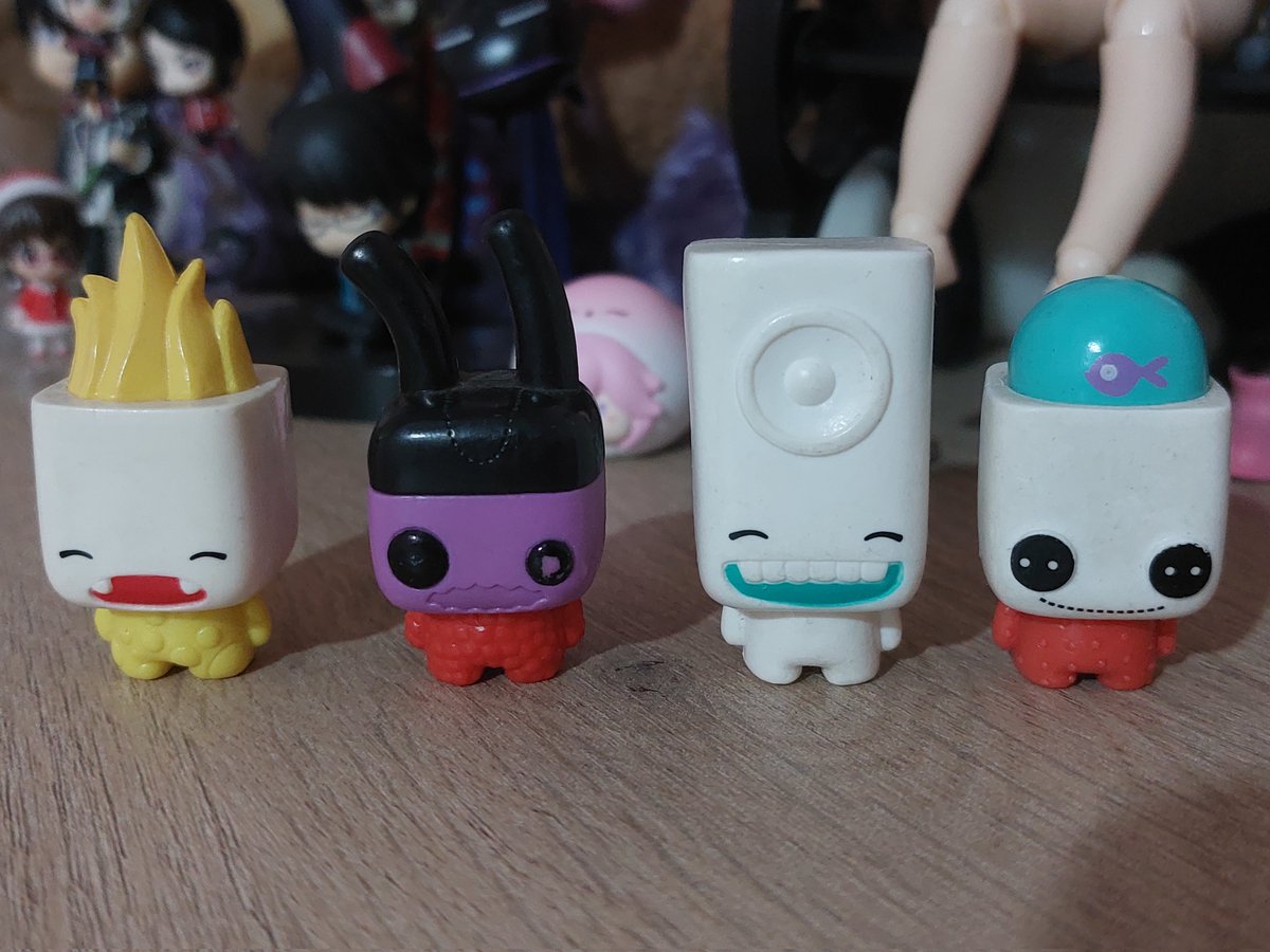 zakugachi's tweet photo. @MrShrekTheOgre1 I have these toonix, a friend gave them to me in 2013 https://t.co/HTdmXGT3Gi