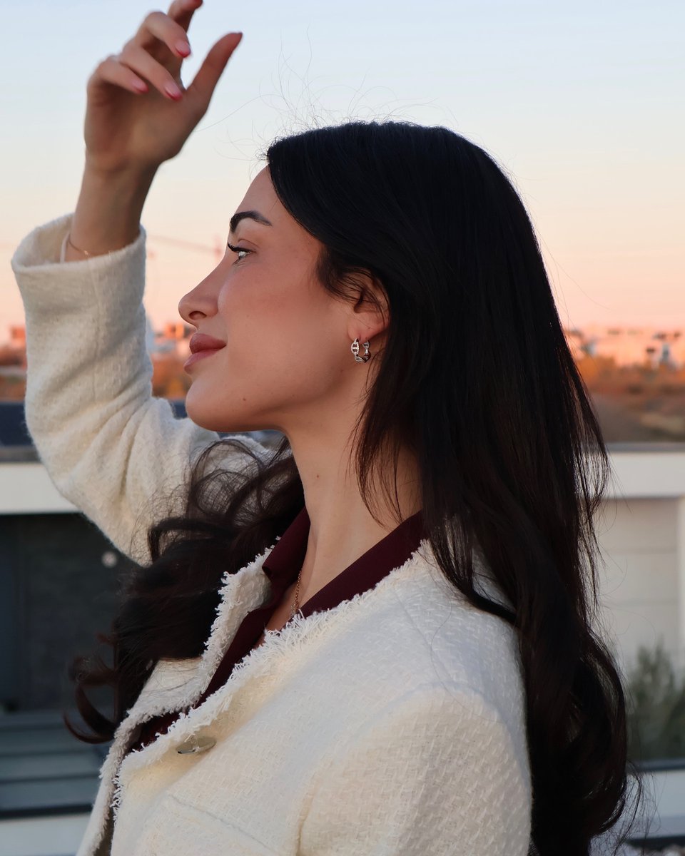 veltre_33's tweet photo. Playing in the Snow vs. Daydreaming on the Roof—One Person, Two Lives 🌬️❄️ Between winter and spring, I choose to play in the snow first, then bask in the sun, and get a little beauty treatment along the way 😌 https://t.co/WTF9LbRbty
