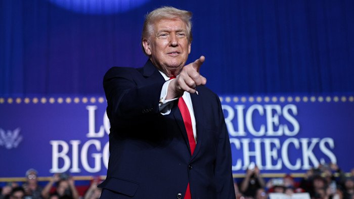 iamlouay's tweet photo. 🇺🇸 OPEN BAR À LA MAISON-BLANCHE : TRUMP SOLDE L'AMÉRIQUE AU PLUS OFFRANT👇

L'Amérique de 2026 n’est plus une nation, mais une boutique de prêteur sur gages. Donald Trump a transformé le Bureau Ovale en un terminal de paiement géant où chaque décret de l’ère Biden est passé à la broyeuse contre un virement. Le tarif pour violer la loi... 429 millions de dollars déjà encaissés pour les mi-mandats. Un hold-up électoral qui transforme la Constitution en simple papier toilette pour milliardaires ! 

🪙 CRYPTO-CRIME : 30 MILLIONS POUR LE PERMIS DE VOLER

La SEC soutenu par Biden, était sur le point de démanteler https://t.co/aRtJ7GeoUQ pour ses montages financiers puants ! Mais pas de panique. Un petit "don" de 30 millions de dollars au comité Trump, et oh miracle : l'enquête est enterrée ! Trump a littéralement vendu l’immunité aux cow-boys de la finance. Le message est passé : si tu braques les épargnants, n'oublie pas de verser sa commission au Parrain ! 

🚬 POUMONS NOIRS : LA SANTÉ DES JEUNES 🇺🇸 VENDUE 3 MILLIONS

Biden voulait interdire les cigarettes mentholées pour éviter qu'une génération de gamins finisse sous respirateur, résultat : Le lobby du tabac, RAI Services, a sorti le chéquier. 3 millions de dollars plus tard, Trump déchire la réforme. Le calcul est simple... la vie d'un ado américain vaut moins cher qu'une page de pub pour la campagne de Donald !

🩹 MEDICARE : 10 MILLIONS POUR SAIGNER LA SÉCU

Le scandale Extremity Care, c’était le braquage du siècle : des pansements vendus à prix d'or et remboursés par l'État. Biden avait coupé les vivres à ces parasites. Mais pour 10 millions de dollars, Trump a rouvert les vannes. Le pillage de l'argent public est de nouveau autorisé. On ne soigne plus, mais on préfère engraisser les complices du Président sur le dos des vieux et des malades ! 

🗝️ JUSTICE VIP : LA GRACE PRÉSIDENTIELLE À 3,5 PATATES

Le banquier véreux Julio Herrera Velutini aurait dû finir ses jours à l'ombre. Tout ça c'était sans compter sur le "tarif famille" : 3,5 millions de dollars versés par sa fille, et Trump qui signe juste derrière une grâce présidentielle. La justice américaine est devenue un menu de restaurant : tu choisis ta liberté, tu payes l'addition, et tu repars avec le sourire. L'État de droit est mort, piétiné par des liasses de billets ! 

C’est la liquidation totale. Trump ne gouverne pas, il rackette. L'Oncle Sam a troqué sa bannière étoilée pour une pancarte "TOUT À -90%" Dorénavant l'amérique est à vendre, et le vendeur est un TRAÎTRE ! 

#Corruption #MafiaTrump #USA2026 #Scandale #Trump #MAGA #Biden @ML3democrats