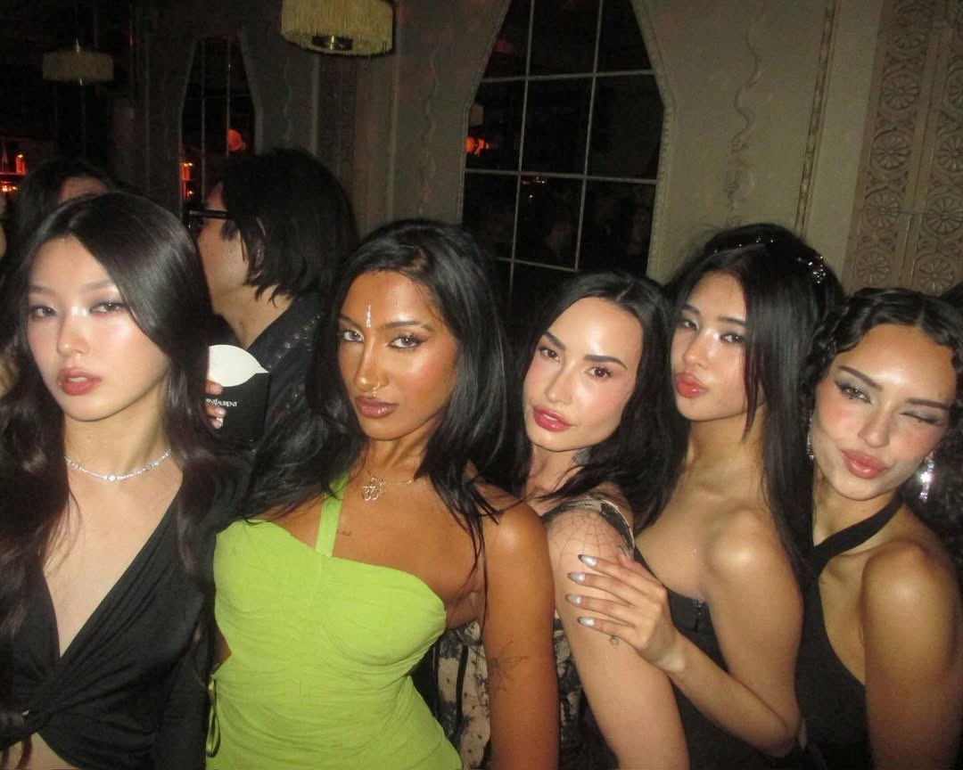 justcatchmedemi's tweet image. Demi Lovato with Lara Raj, Sophia, Yoonchae and Daniela from KATSEYE at the #GRAMMYs after party.