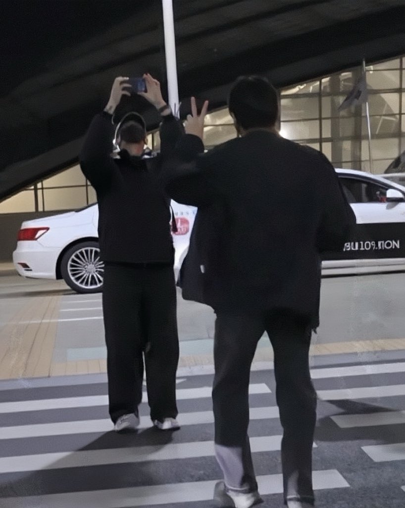 kvarchive_'s tweet photo. 260202 인천국제공항 출국

연하 카메라 향해서 브이하는 연상 https://t.co/kQSiMuSNEX
