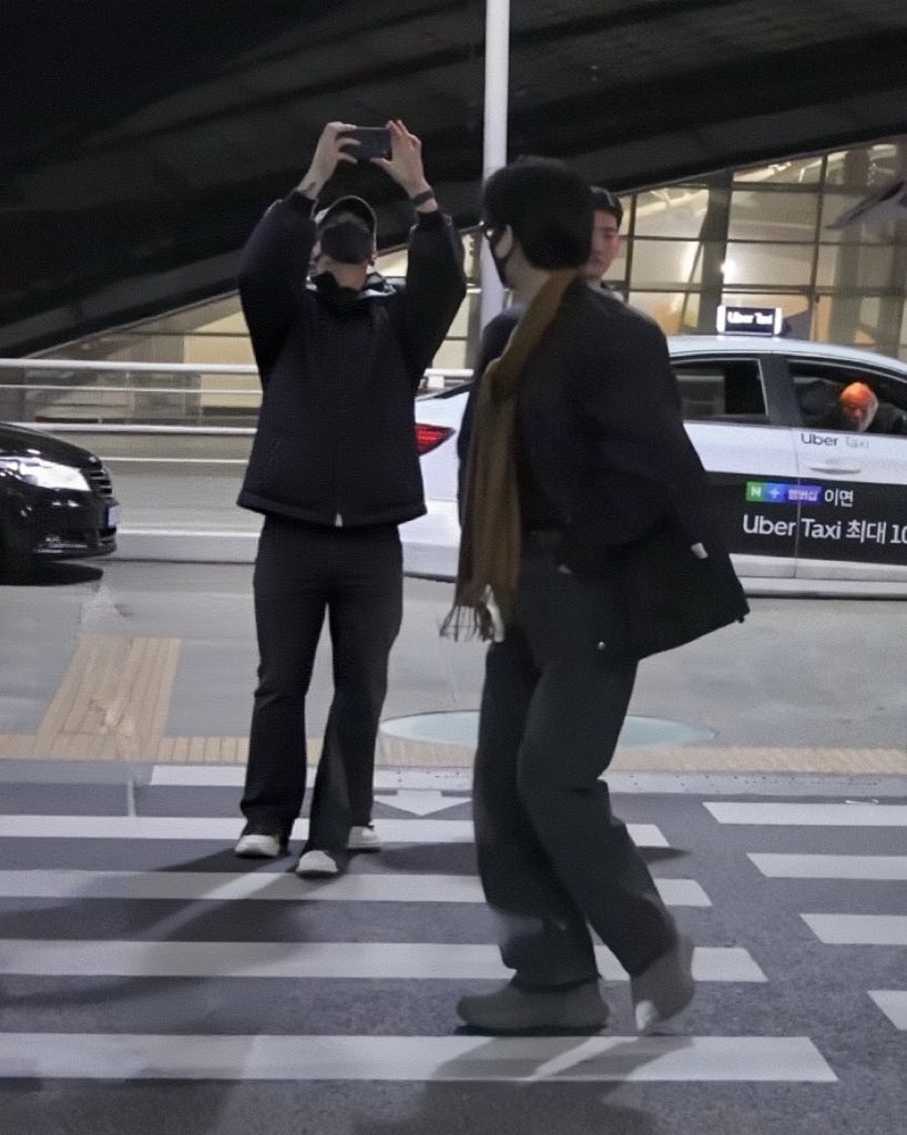 kvarchive_'s tweet photo. 260202 인천국제공항 출국

연하 카메라 향해서 브이하는 연상 https://t.co/kQSiMuSNEX