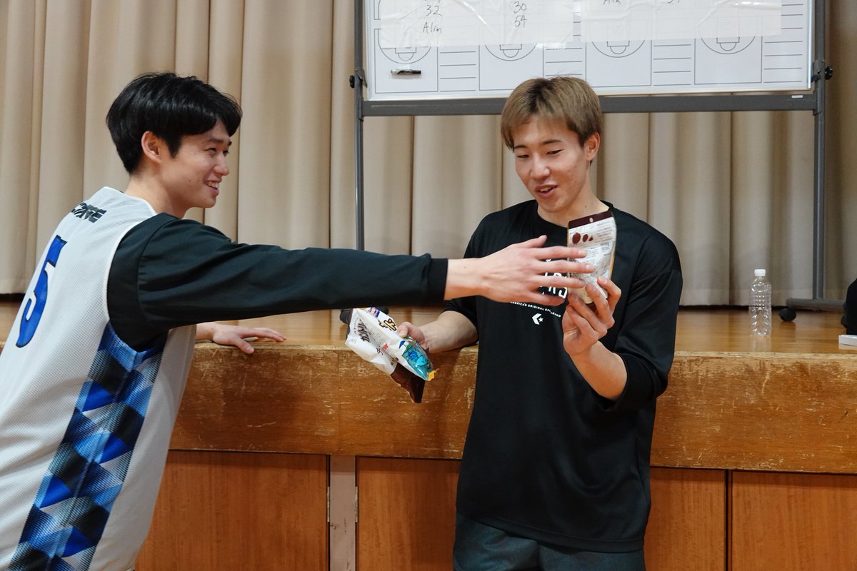 go_seahorses's tweet photo. #ニコニコせい
甘いもの、好きみたいです(シーズン中は制限)🍫

#Bリーグバレンタイン #スマイルまみれ賞 #PR #チョコまみれ #チビまみれ
#元澤誠  #シーホース三河 https://t.co/nfXaL7uxdK