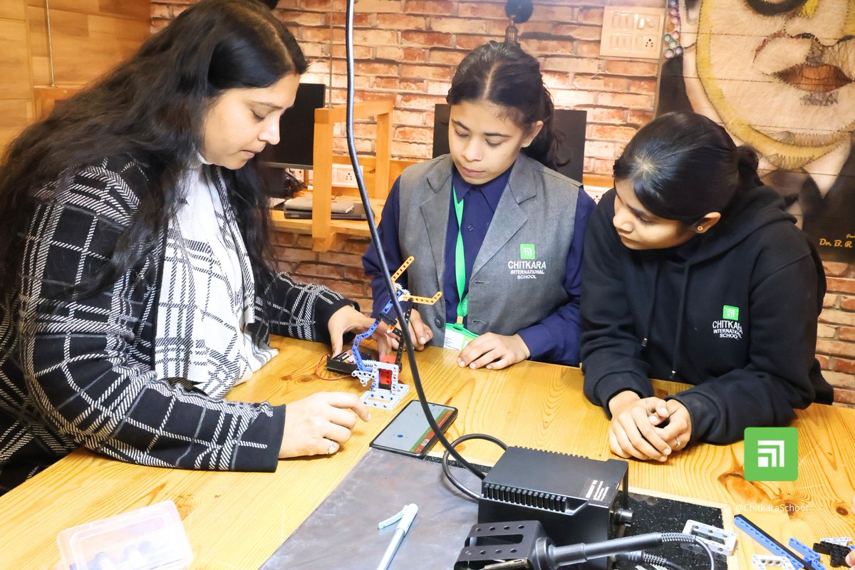 Young Grade 8 innovators at Chitkara International School explore Mechanical Engineering through ATL’s “Mechanics - MEC Cyber Claw”

#CIS #ATl #MEC #Cyberlaw #awarenesssession #tech #knowledge #learning #ChitkaraInternationalSchool #safeguard #nitiaayog