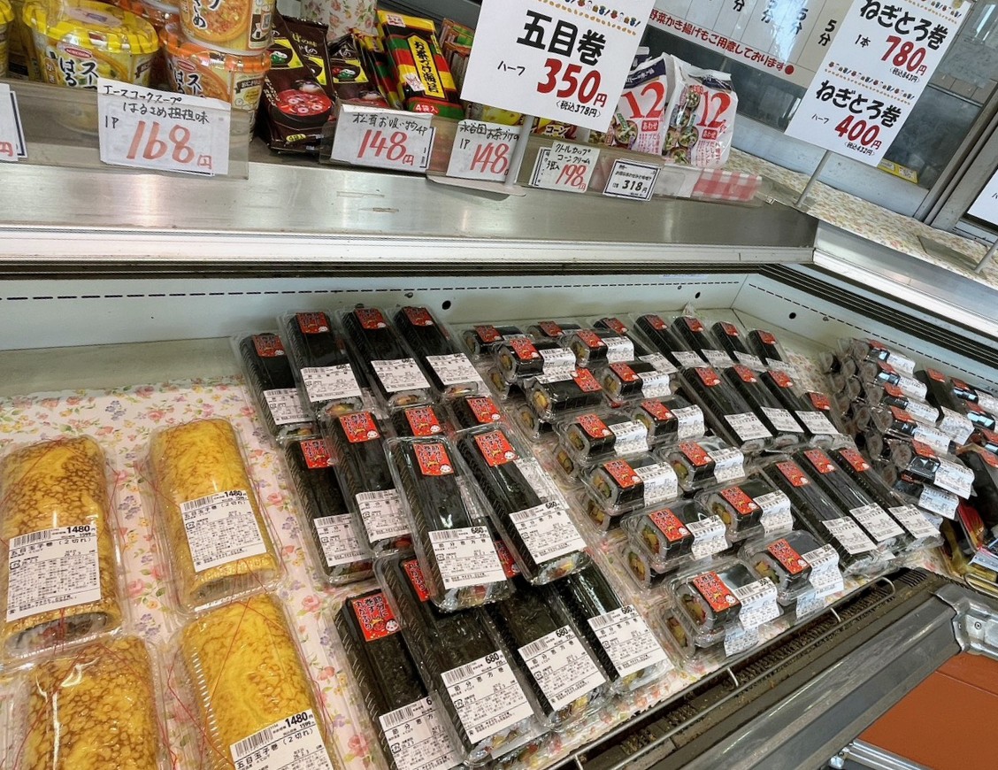 kabumarumo's tweet photo. 今日は、節分👹
恵方巻の予約忘れちゃっても大丈夫。
おかず屋にどど〜んと並んでますっ😊
色々な種類、ハーフサイズ、お蕎麦もありますよ〜👌
豆を撒いて、恵方巻を食べて
１年の無病息災を祈りましょう💪

#恵方巻き
#鬼は外福は内
#おうちごはん
#おひるごはん 
#晩ごはん https://t.co/fwsxMlwcXS