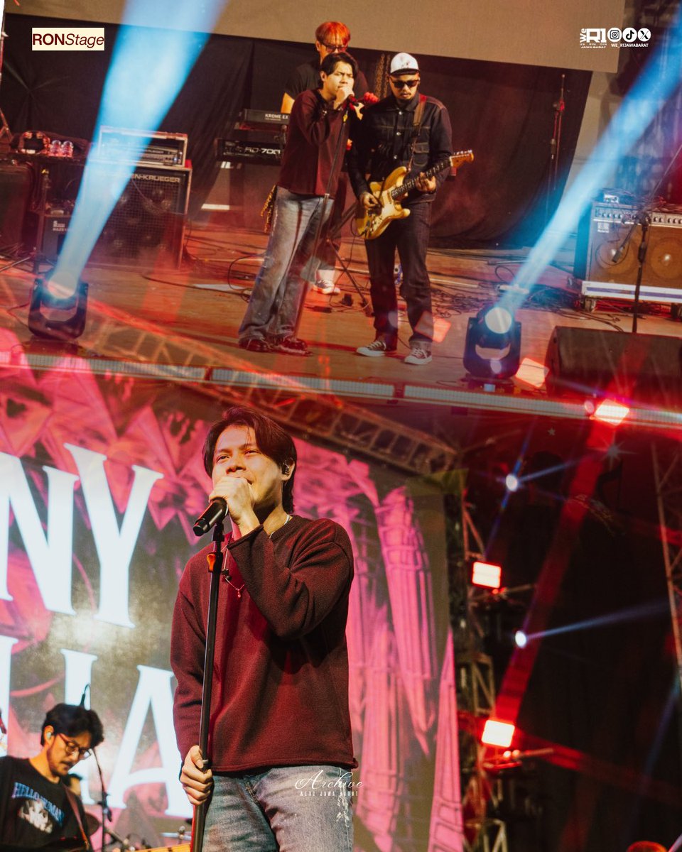 we_r1jawabarat's tweet photo. One stage, thousands of voices, and a night we won’t forget!✨

#RonyParulian #WeR1JawaBarat #ROnStage https://t.co/UBytVH8wmY