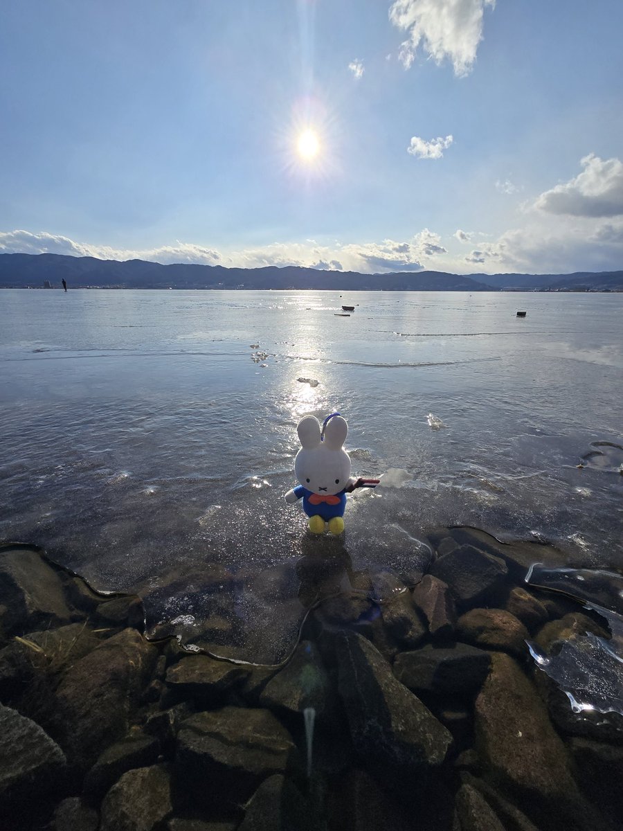湖に立つミッフィー🤩