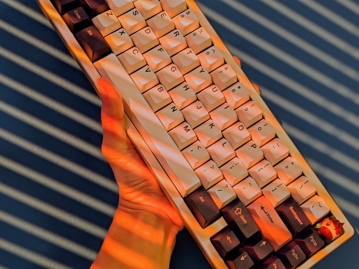 日の出の朝日に当てたら真っ赤に染まって、これはこれで良い