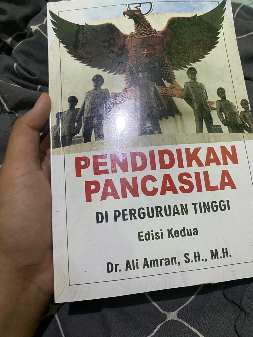 usu_menfess's tweet photo. Guys ada yang mau belik buku ini, ori plastik nya blm di bukakkk, jual 70 aja kmrn belik 150, USU https://t.co/Aw3OsBlJBl