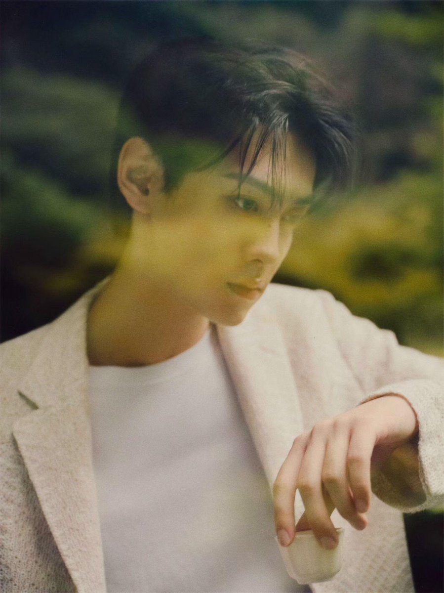 cc_cc_44_cc's tweet photo. YOUTH ROLE MODEL XUNING
#XuningChinaPictorial https://t.co/pqnn5AHU7k