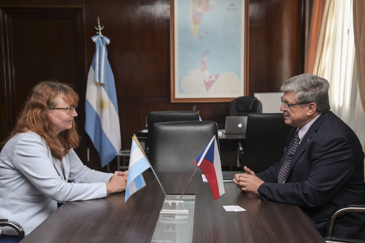 MinDefensa_Ar's tweet photo. 🇦🇷🇨🇿 El Secretario de Asuntos Internacionales para la Defensa, @dmartella_, recibió a la Embajadora de la República Checa, Sra. Jarmila Povejšiľová, @CZAmBuenosAires, en un encuentro muy positivo para seguir fortaleciendo la relación bilateral en materia de defensa.

Durante la reunión abordaron temas de interés mutuo, con foco en la cooperación en producción para la defensa, la actividad antártica y nuevas oportunidades para profundizar el vínculo entre ambos países. También intercambiaron perspectivas sobre futuras visitas de autoridades y nuevas instancias de diálogo para consolidar la agenda común.
