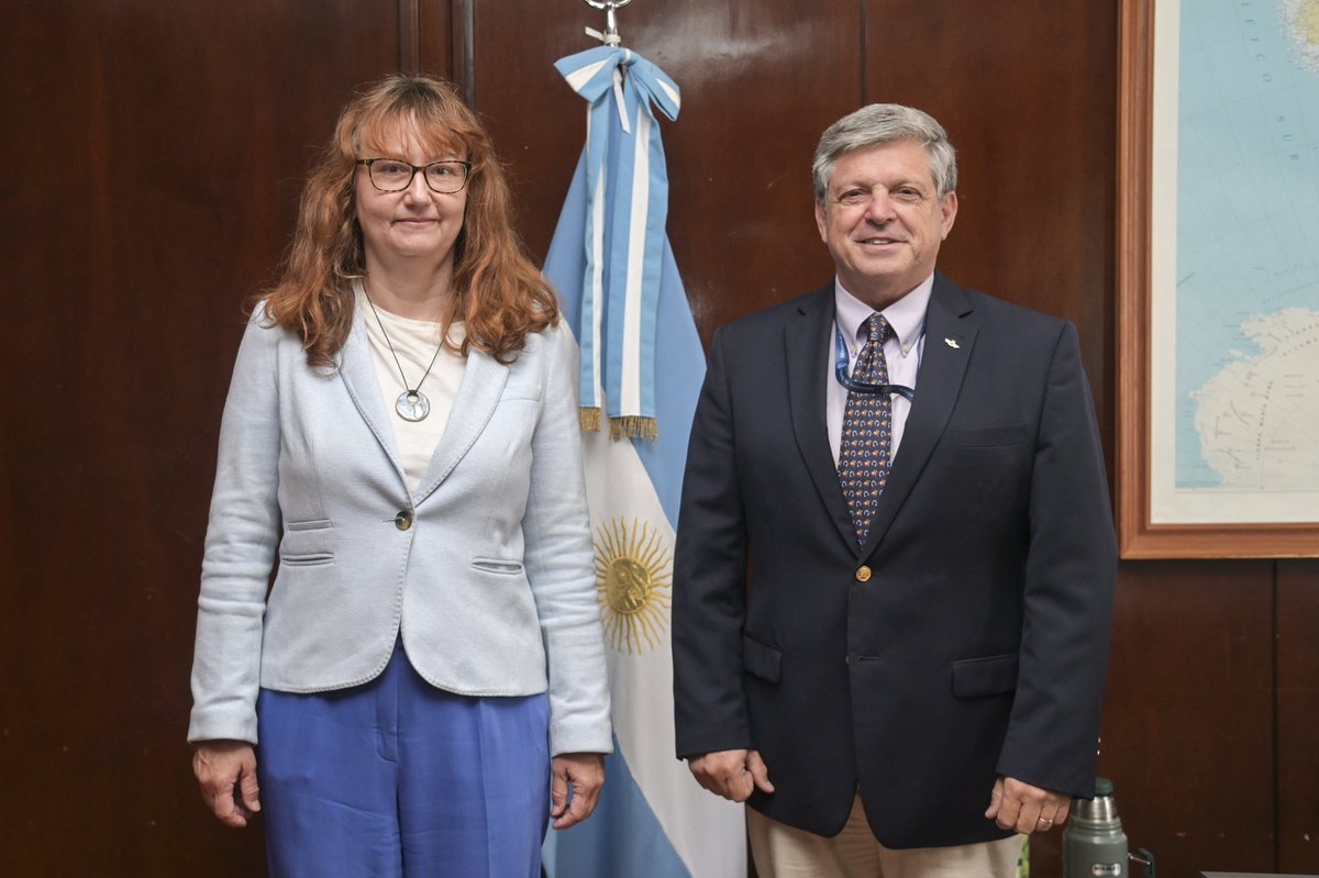 MinDefensa_Ar's tweet photo. 🇦🇷🇨🇿 El Secretario de Asuntos Internacionales para la Defensa, @dmartella_, recibió a la Embajadora de la República Checa, Sra. Jarmila Povejšiľová, @CZAmBuenosAires, en un encuentro muy positivo para seguir fortaleciendo la relación bilateral en materia de defensa.

Durante la reunión abordaron temas de interés mutuo, con foco en la cooperación en producción para la defensa, la actividad antártica y nuevas oportunidades para profundizar el vínculo entre ambos países. También intercambiaron perspectivas sobre futuras visitas de autoridades y nuevas instancias de diálogo para consolidar la agenda común.