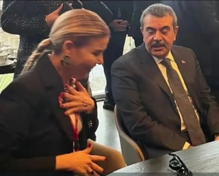 Tabii böyle bir gündemde saçını örmesi de tamamen tesadüf...
Hemen kötü düşünmeyelim.