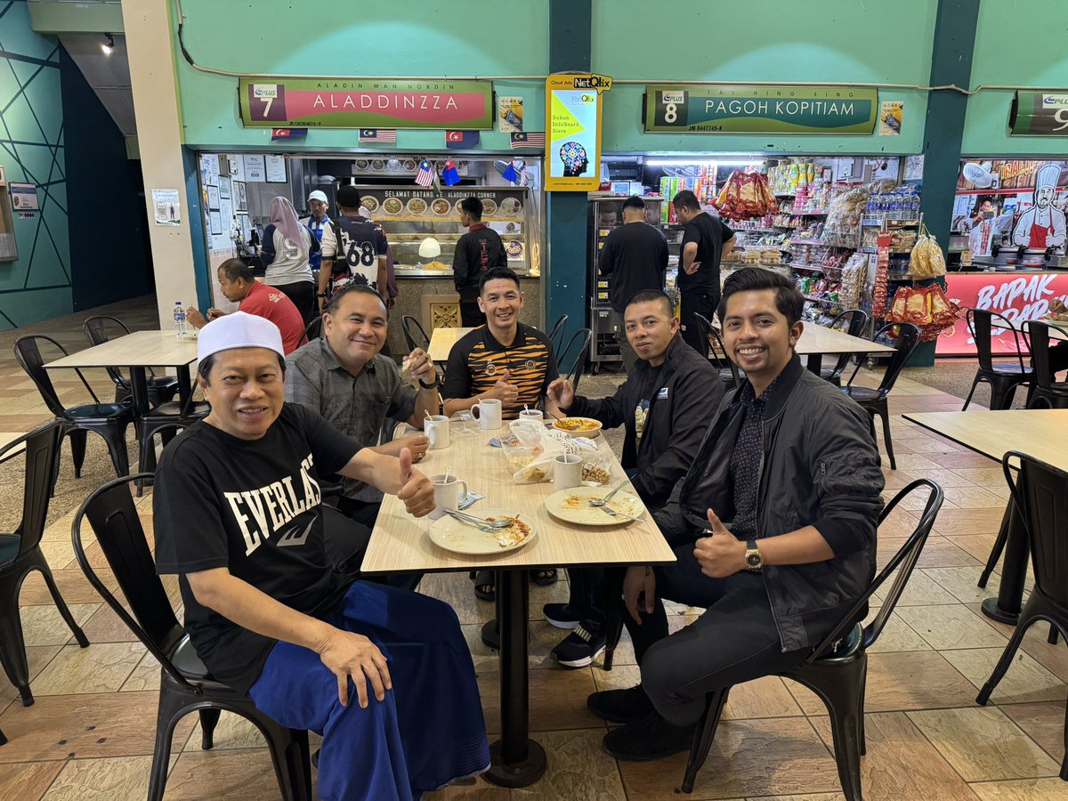 ahmadmaslan's tweet image. #NasiGoreng “Kawah”

Di #RnR #Pagoh,
6.30 pagi sarapan dgn staf.

Ada yg makan mee / mi kari pagi-pagi hari.

Ada staf yg tak singgah, terus ke #Pontian.

Kami perlu hadir mesyuarat besar yg penting 8.30 pagi.