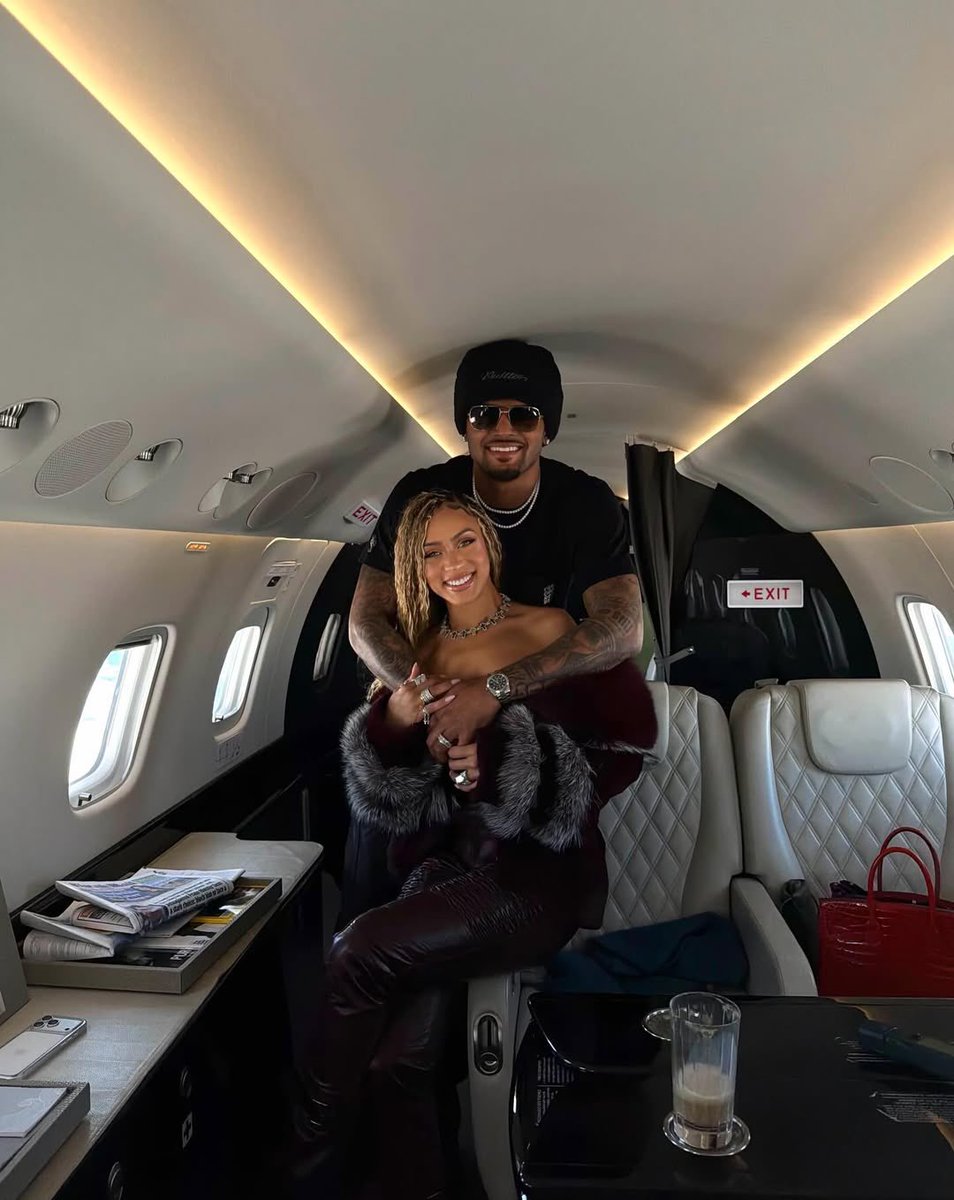 wavecheckers's tweet photo. Deshaun Watson &amp; Jilly in Switzerland ❄️ https://t.co/Cx2EhMufRu