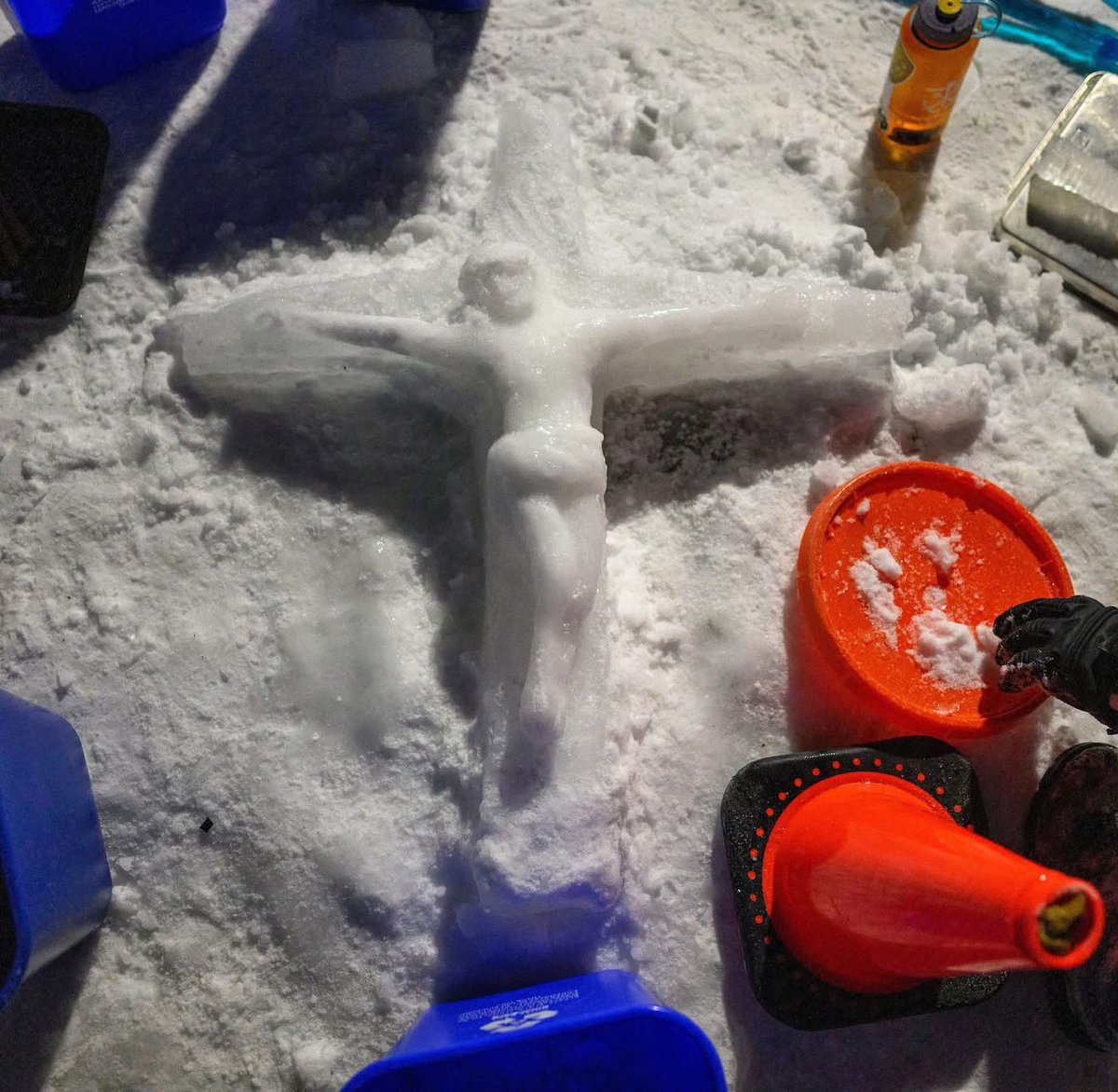 Sachinettiyil's tweet photo. University of Notre Dame students created a crucifix from ice.

Image: Notre Dame Alumni Association https://t.co/xPznPIWcga