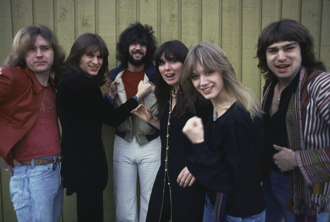 TheExtremeMusi1's tweet image. American rock group Heart in New York, circa February 1978. (L-R): Howard Leese, Roger Fisher, Michael DeRosier, Ann Wilson, Nancy Wilson, Steve Fossen.