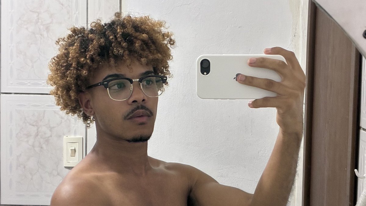 originalvisu's tweet photo. Refazendo as pazes com o meu cabelo. https://t.co/RGcGF9bEjA