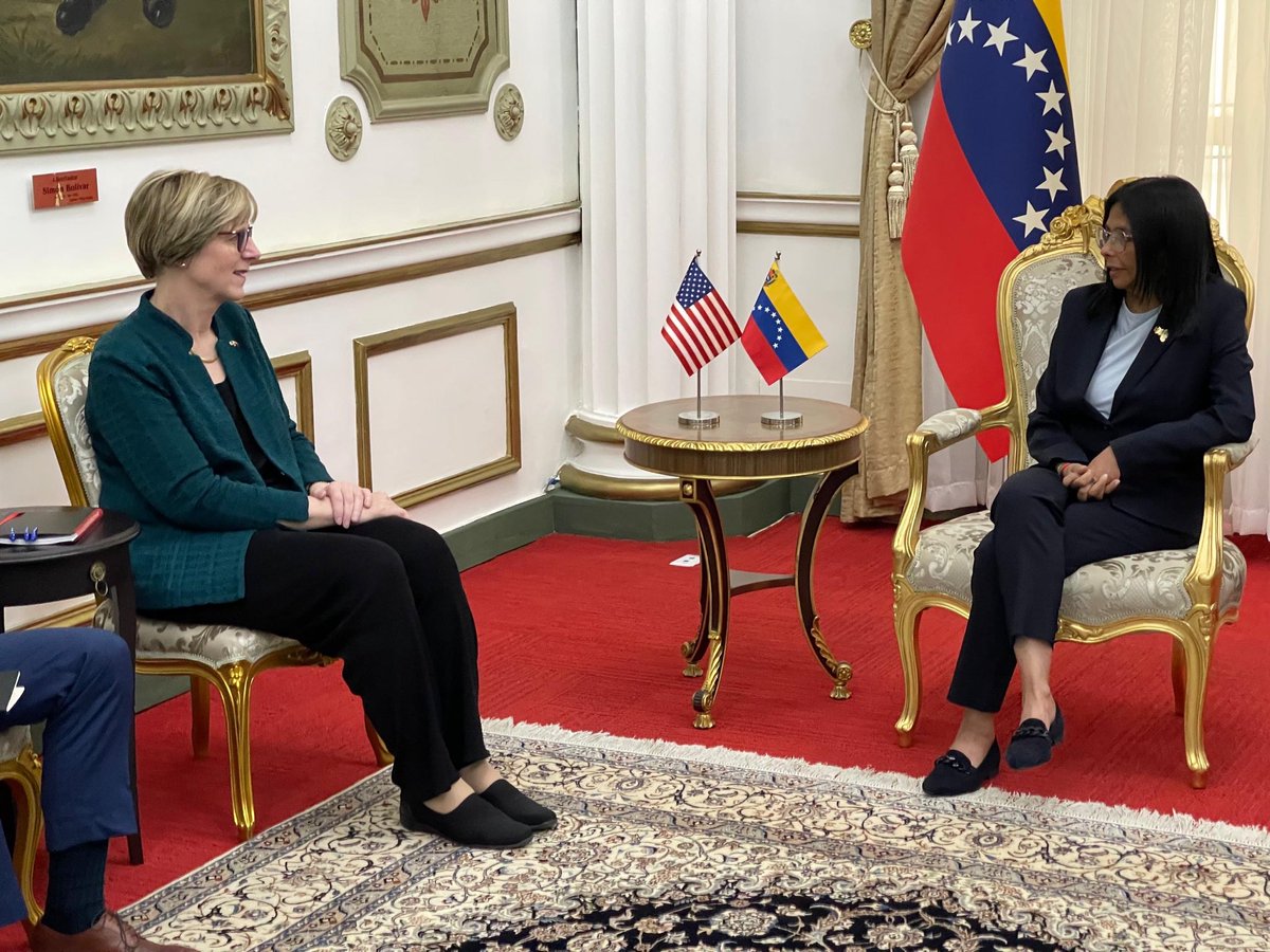 usembassyve's tweet image. Hoy me reuní con Delcy Rodríguez y Jorge Rodríguez para reiterar las tres fases que el @SecRubio ha planteado sobre Venezuela: estabilización, recuperación económica y reconciliación, y transición - LFD