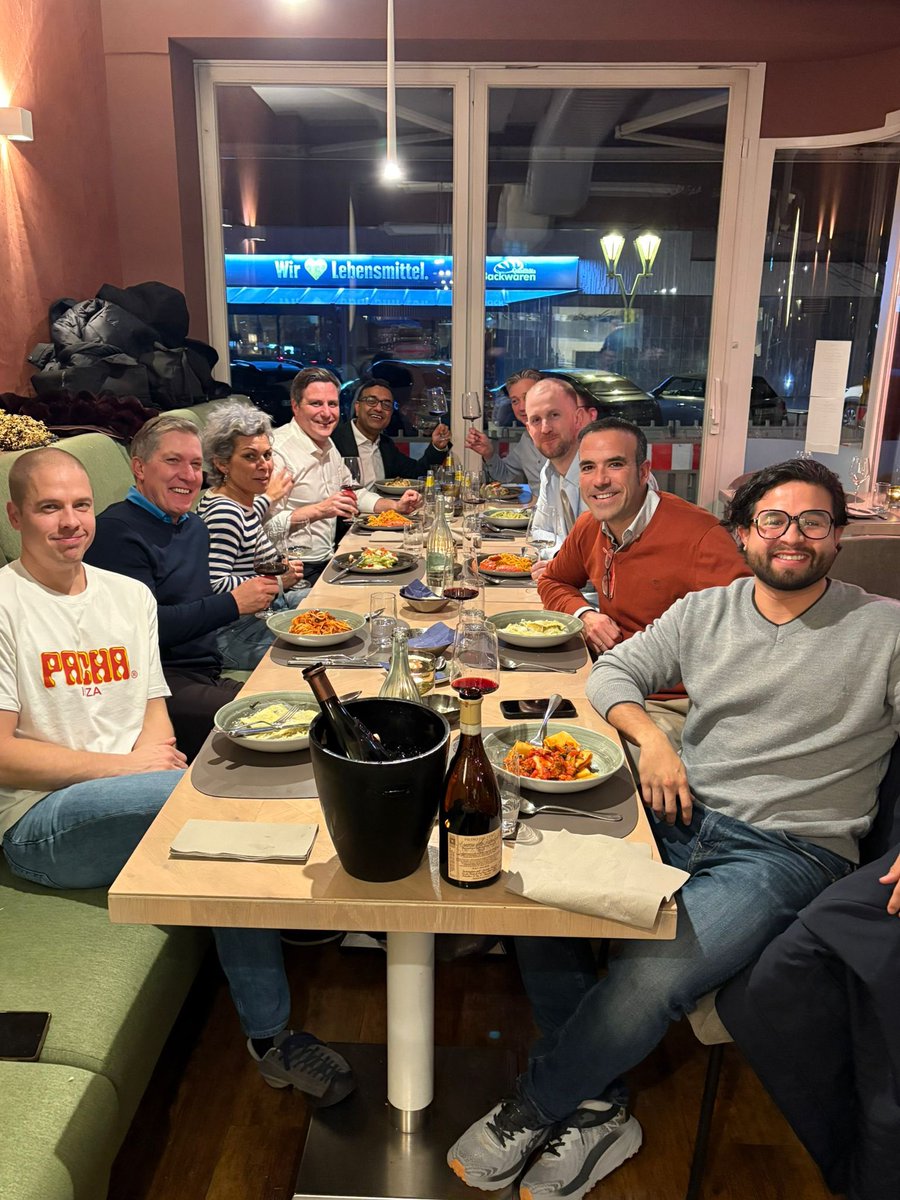 Dreynao's tweet photo. La otra vez tuve una cena con varios neurointervencionistas de Europa. Un compa de Dinamarca dijo: “es que los gimnasios de los hospitales de la zona donde vivo no son muy chidos que digamos”. Obvio me cague de risa y le dije: güey cállate, tienes gym en hospital. El man me ve y https://t.co/PfTHJLKnVC