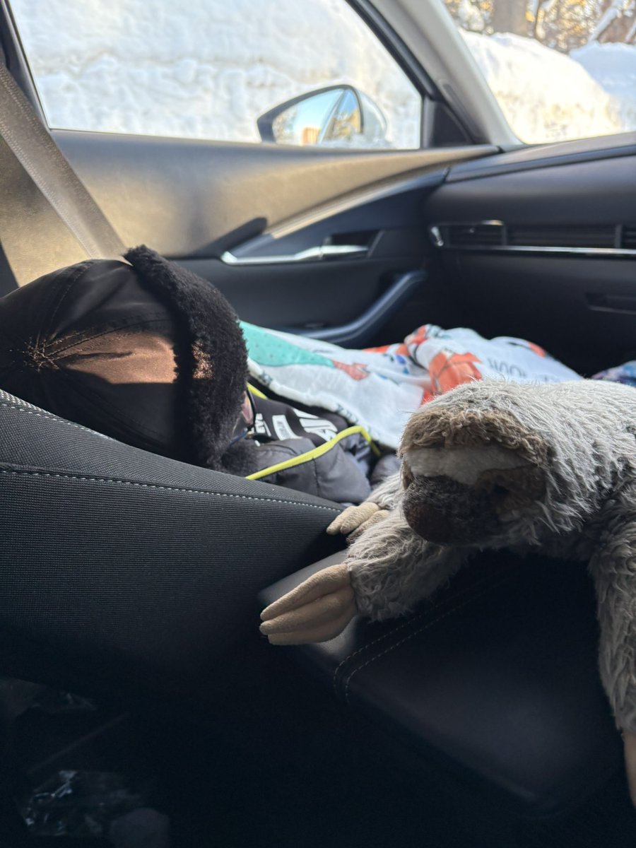 早起きしたので息子は車中で睡眠😴
距離は近いはずなのに着かないや🏥