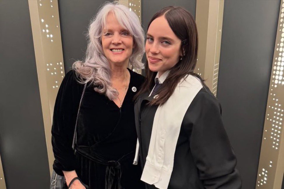 BillieEilishBR's tweet photo. Maggie Baird, mãe de Billie Eilish, compartilhou momentos no backstage do Grammy com ela e sua família. 

A respeito da vitória de Billie com Song Of The Year, Maggie ressalta que foi algo inimaginável receber o prêmio pelas mãos de Carole King. 🤍 https://t.co/awwrr8jvII