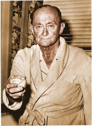 BBGreatMoments's tweet photo. Ty Cobb pictured here in a Atlanta hospital, eventually passing away of Cancer at 74 years old. Only three former players, Ray Schalk, Mickey Cochrane, and Nap Rucker attended his funeral
https://t.co/3WBxqgxW0O