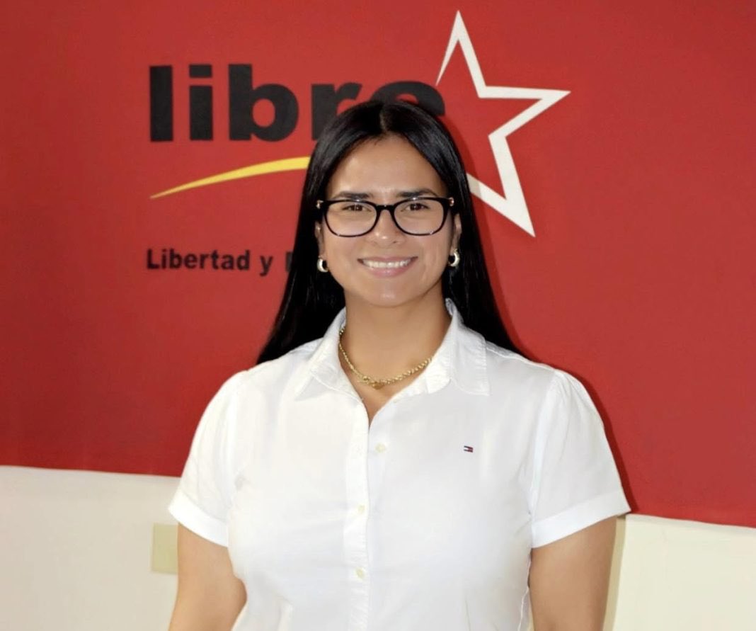 ccanacahn's tweet photo. #ÚLTIMAHORA | Solicitan requerimiento fiscal con orden de captura contra la diputada de Libre, Isis Cuellar, y 11 personas más, por el delito de fraude.

El caso fue asignado al juez Luis Fernando Padilla para las diligencias correspondientes.

#IsisCuellar https://t.co/pcBdQCZqDw