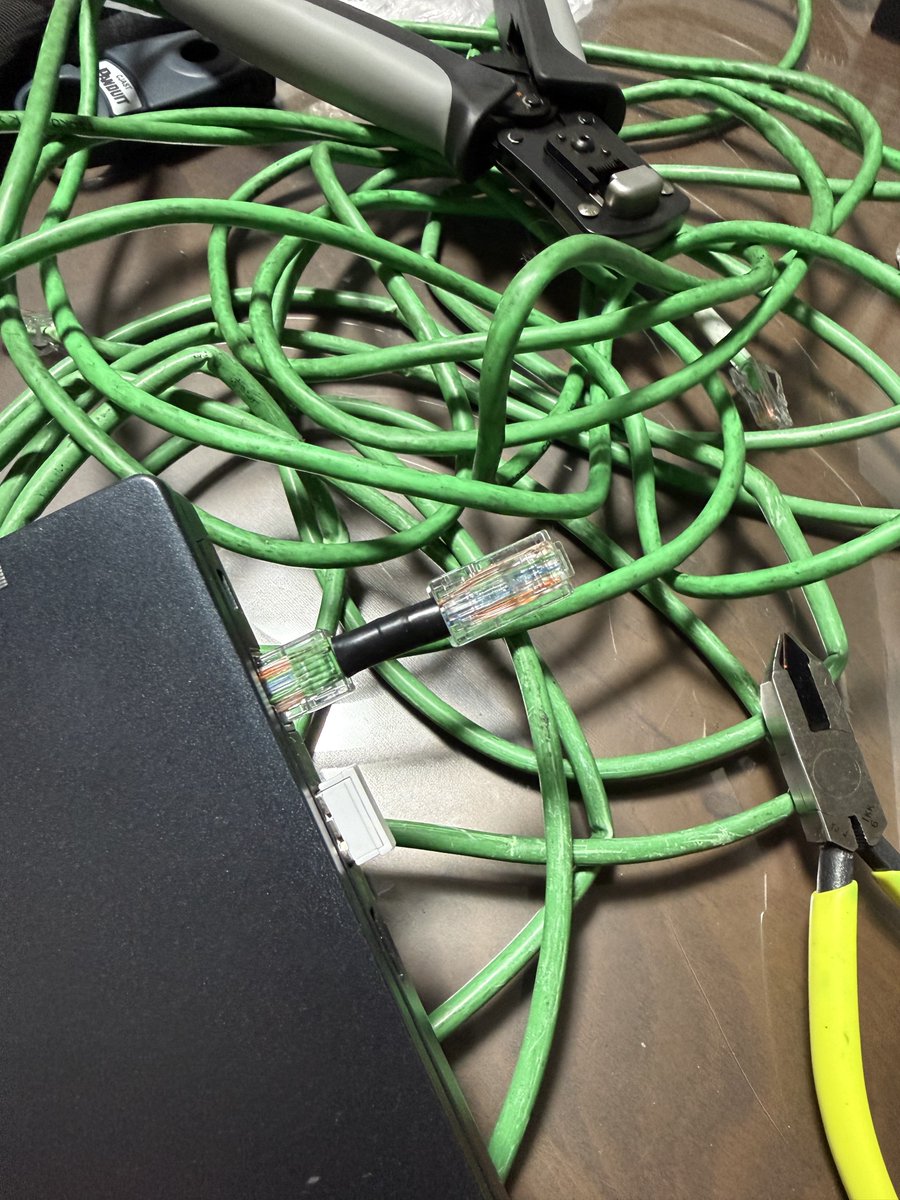 うちのJKがめっちゃ短いLANケーブルの先を初見で作った。導通も確認出来た😂お守りにする笑