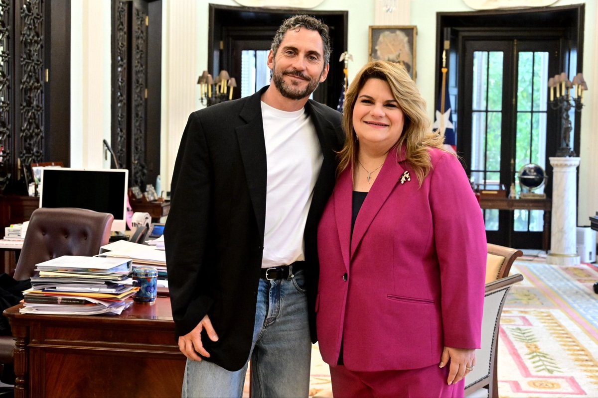 Jenniffer's tweet photo. Hoy recibí en @lafortalezadepr a los reconocidos actores españoles Paco León, Carmen Machi y Canco Rodríguez, quienes visitan Puerto Rico como parte del lanzamiento del filme “Aída y Vuelta”.

Esta visita resalta la importancia del mercado boricua para la industria cinematográfica española y posiciona la isla como un punto clave para el intercambio artístico y la expansión del cine internacional en el Caribe.