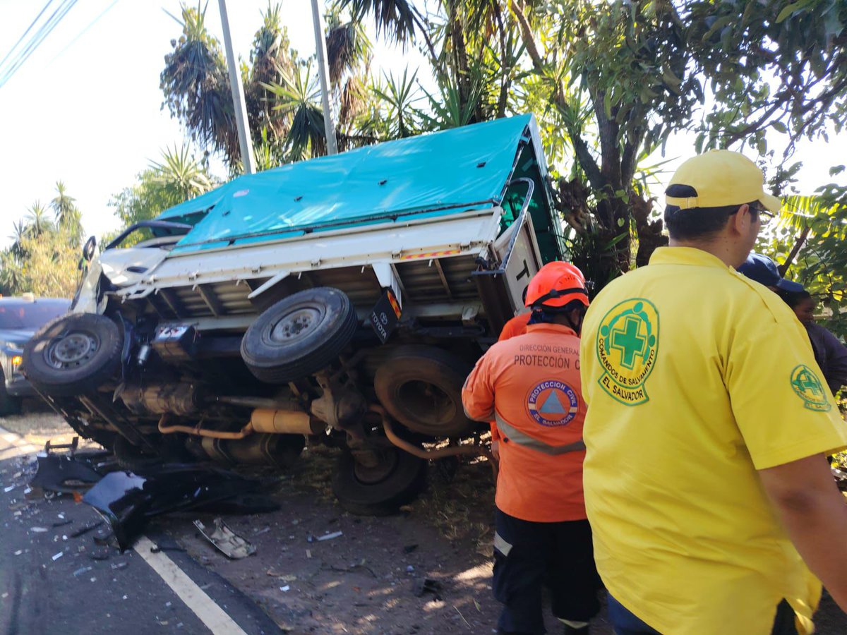 #TraficoSV | #Percance Accidente de tránsito entre dos vehículos deja a una mujer lesionada en carretera Sonsonate–Juayúa.

El percance se registró a la altura del sector conocido como La Guacamaya, donde la víctima se conducía como acompañante en un camión que fue impactado por