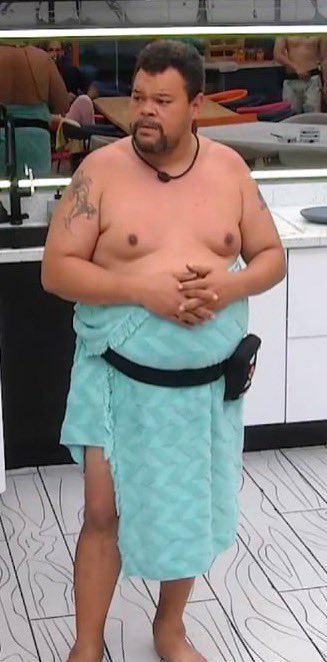 tvglobo's tweet photo. a barata assim depois de ser pega no pulo falando que tinha 7 saias de filó (ela tinha 01 só) #BBB26 #RedeBBB https://t.co/VP7nEGGEHm