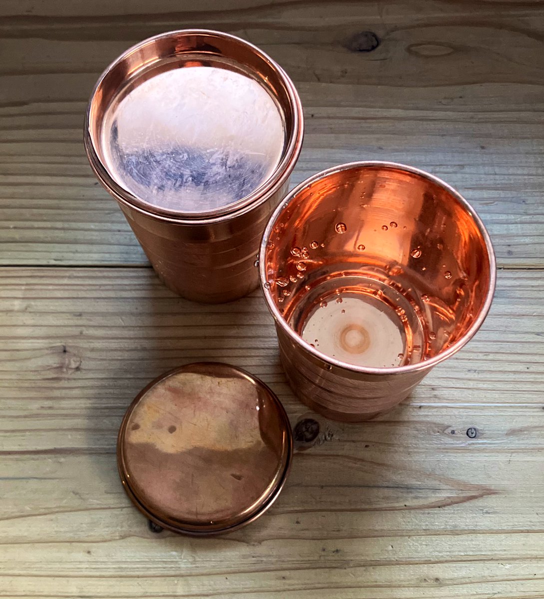 銅製コップの利点𖠚𓈒𓂂𓏸

・風邪をひきやすくなった
・治りが遅くなった
・急激に白髪が増えてきた
と言う人は、銅製の器に水を注ぎ一晩置いてから飲むと◎

銅は白血球機能やマクロファージ活性、炎症調整に関わり、不足すると風邪をひきやすくなるし、メラニンが作れなくなるので白髪になりやすい