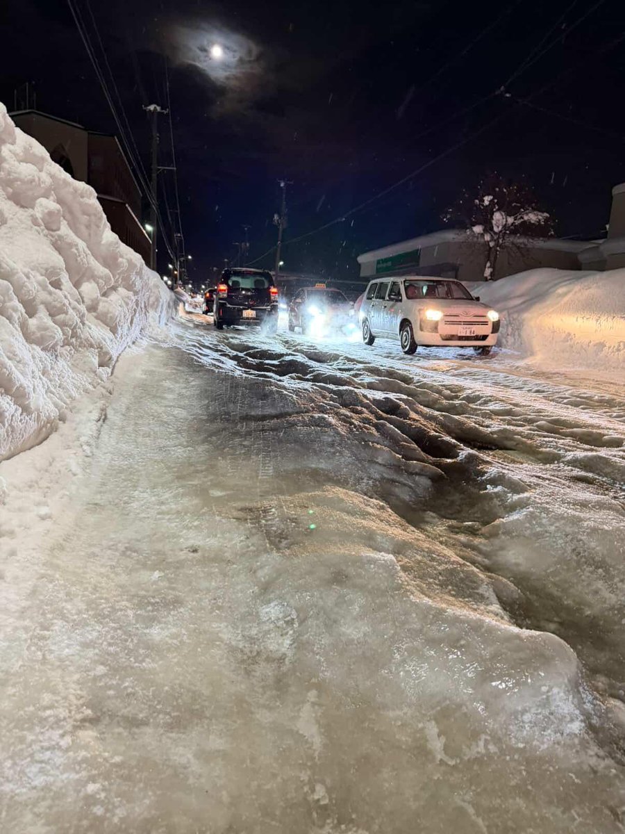 takenouchi3's tweet photo. 排雪が必要なのに、動けない状況を打破するために
※ご批判覚悟の上です。　
政治に携わる者として、沈黙していては良くないとの思いです。

現在の豪雪災害により、市内の道路状況は極めて厳しく、渋滞も大変な状況です。

現場からは「排雪が必要なのに、渋滞で排雪ダンプが動けず、排雪そのものが進まない」という切実な相談も届いています。

排雪を必要としているのに、排雪できない。
この状況を何としても打破しなければならないと考えています。

私は今回の状況を、災害としての緊急局面と捉え、緊急的にでも排雪オペレーションを最大化できるよう、運用の見直しが必要だと思っています。ただ、道路規制にも限界がある以上、こういう時こそ
「市民力」を結集できないか。

例えば、あくまでお願いベースにはなりますが、
「◯月◯日◯時〜◯時は◯◯エリアを重点的に排雪するため、可能な限り通行を控えてください」
といった重点排雪時間帯の周知や、
可能な方には在宅勤務・外出抑制への協力を呼びかけるなど、交通量そのものを一時的に減らし、排雪車両が動ける環境をつくる発信も、緊急対応として検討に値すると感じています。

また、夜間の雪置き場（排雪場所）が閉鎖されている状況についても、災害対応としての運用を見直す余地があると思います。
※夜間解放に関して、着手しようという情報も聞いていました。

経済活動への影響も無視できません。
しかし、今の渋滞と道路状況では、そもそもの経済活動が大きく低下しています。だからこそ第一優先は、交通インフラ（道路機能）の回復だと考えます。

最後に、市政に携わる一員として、日々の暮らしが成り立たないほどのご負担をおかけしている現状について、心よりお詫び申し上げます。
引き続き、現場の声を集め、行政とも連携しながら、少しでも状況が改善するよう汗をかいていきます。