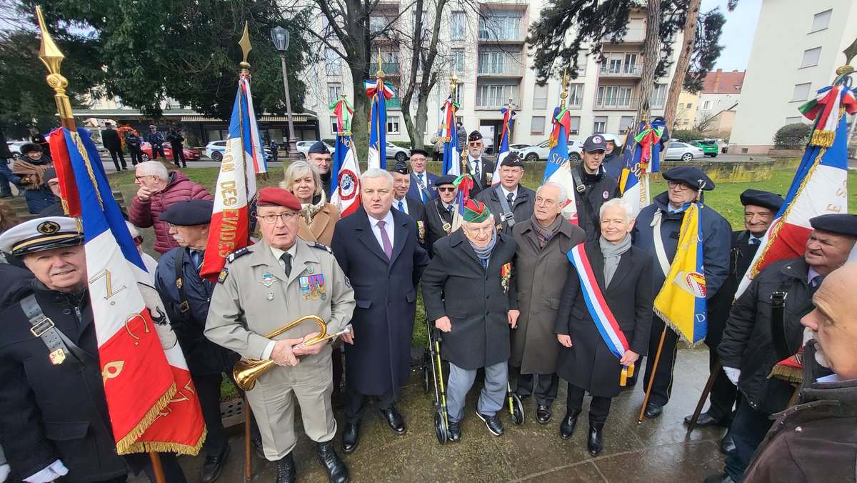 MichelFEHR_COM's tweet photo. La @villecolmar vient de faire l'acquisition du buste en bronze du Maréchal De Lattre de Tassigny, en collaboration avec @SF_Siege
Un grand moment Mémoriel aux côtés d'Édouard Jasniewicz, âgé de 99 ans et vétéran de la 1ère Armée française.
#devoirdememoire #secondeguerremondiale https://t.co/4Gwh4mbKLV