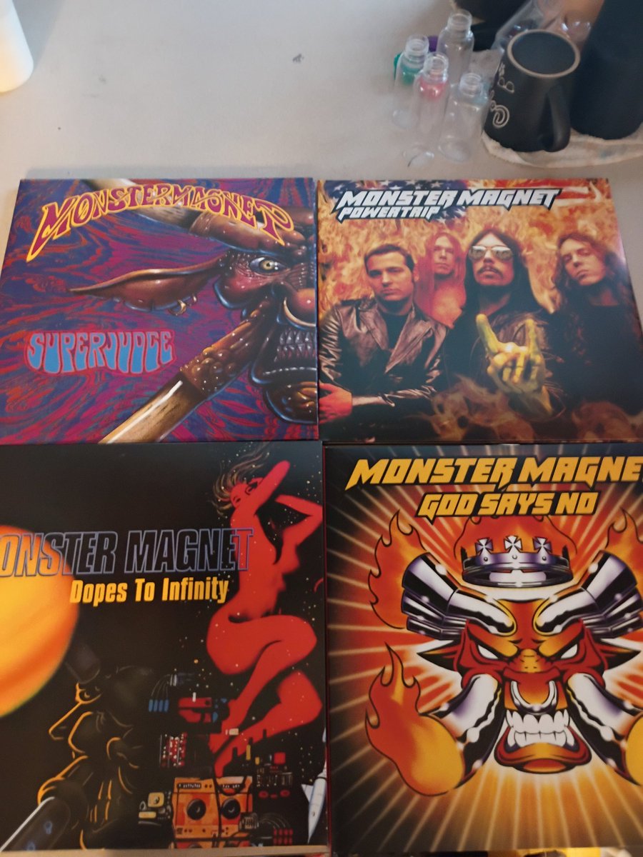 rgates86's tweet photo. Since seeing them live at my first rock concert at 13, Monster Magnet has been my favorite band. Dave Wyndorf also happens to appear on my favorite podcast #TESD. Super excited to finally own this collection on vinyl. Rock on! #monstermagnet @sundayjeff https://t.co/rwemmVvoTr