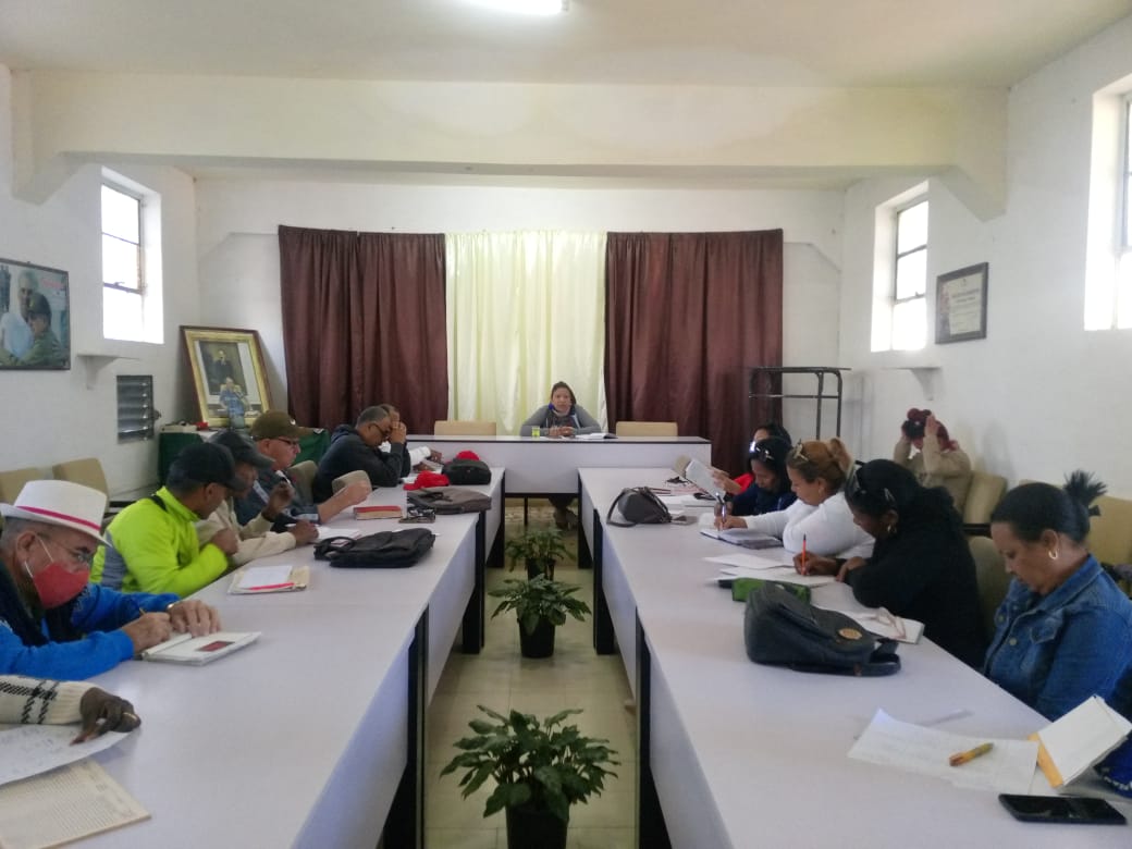 IpuGerardoArias's tweet photo. Se realiza la puntualización de actividades a desarrollar en la semana por la Directora General de Educación https://t.co/JN7e36l0ts