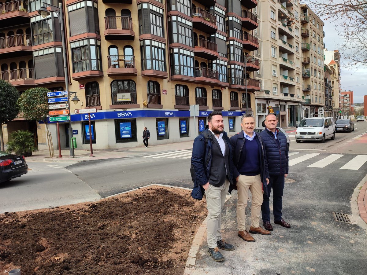 ciudadanabici's tweet photo. @AytoLogrono NUEVO GOLPE A LA MOVILIDAD🚴EN LOGROÑO.
Mientras @conrado_escobar posturea con #BiciLOG, destroza la rotonda ciclista protegida de la #PlazaMurrieta, orgullo de #Logroño.
Inutilizándola durante 30 meses para las obras de un nuevo 🏨de lujo y sin proporcionar ninguna alternativa. https://t.co/bswUH6fyGu