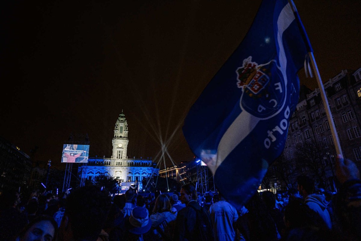 Hoje doeu.
Doeu porque amar o Porto é isto - sentir tudo.
Caímos pela primeira vez esta época…
mas nunca estivemos no chão sozinhos.

Se caíres 50 vezes, levantamos-te 51.
Com a voz rouca, o coração cheio e o Dragão de pé.

JUNTOS, ATÉ AO FIM.
Pelo Porto CAMPEÃO. 🔵⚪🐉