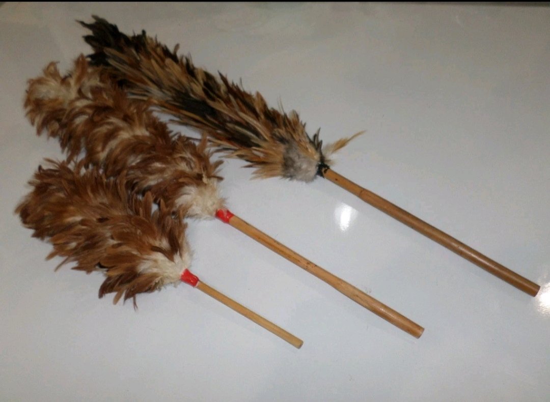 PurplePeets17's tweet photo. @flanring0 This damn duster was my mom's weapon of choice. She'd always go for my toes. https://t.co/q2wbSjfgCy