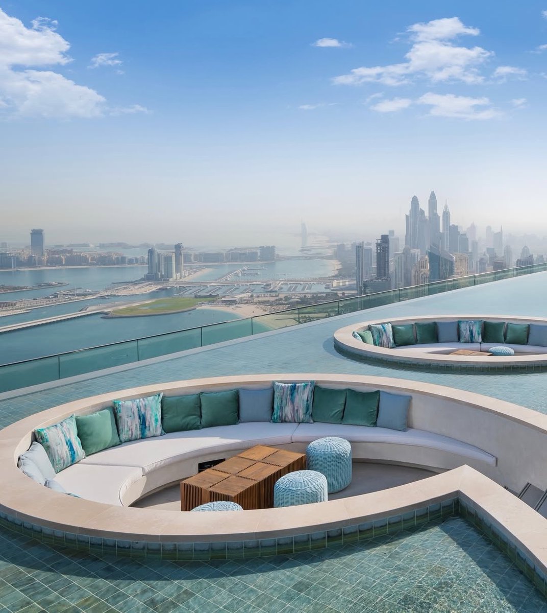 Du brauchst eine Portion Vitamin D? ☀️ 

Hoch über den Dächern von Dubai, im Infinity-Pool des Address Beach Resorts, kannst Du dem Winter-Blues entfliehen. 💙🏙️ 

📍 Address Beach Resort 

📸 IG/ zetaseventyseven
#VisitDubai